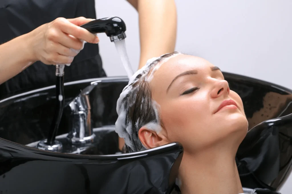 Lavado y Peinado Profesional para un Cabello Fresco y Bien Estilizado
