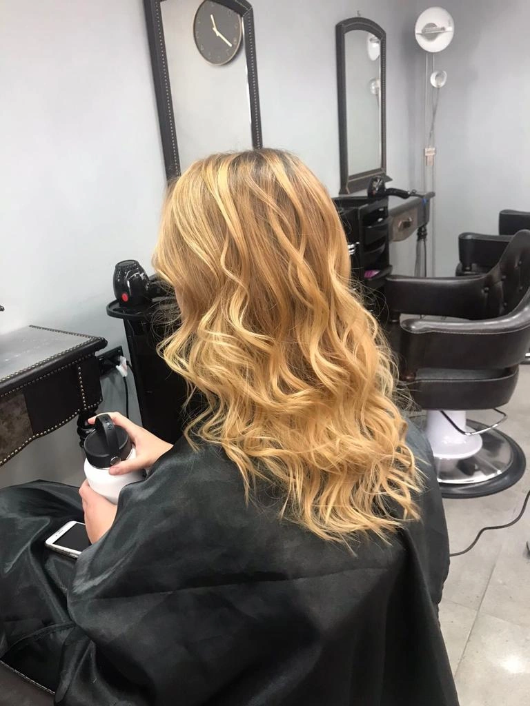 Benefits of Getting a Full Hair Color Treatment for Women at a Salon